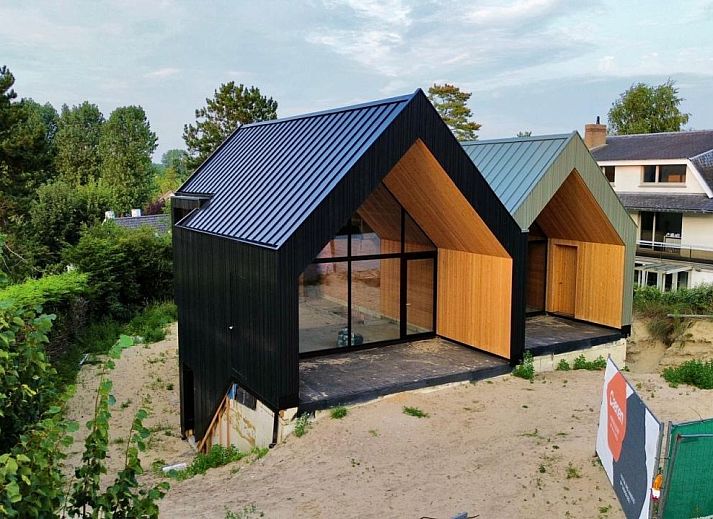 Moderne vrijstaande woning in Koksijde, Belgische kust, met strak design en ruime veranda, ideaal vakantiehuis voor natuurliefhebbers.