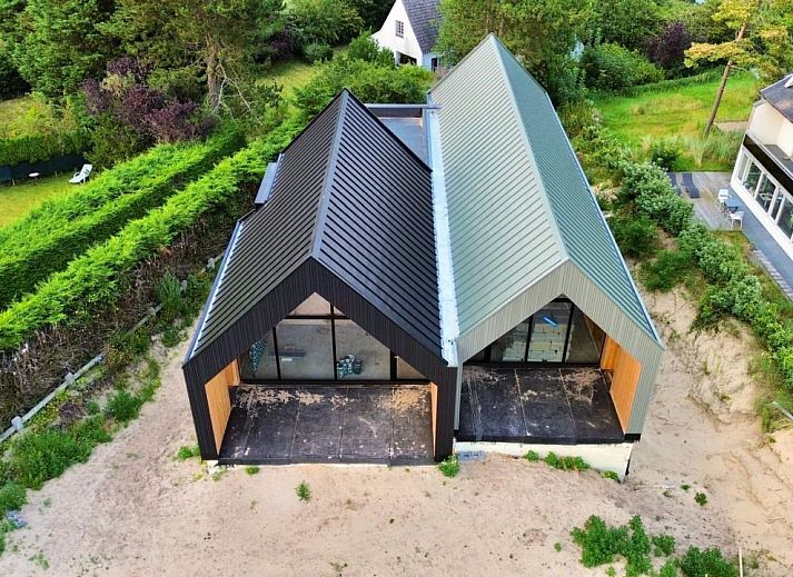 Vrijstaande woning in Koksijde aan de Belgische kust, modern vakantiehuis omringd door groene natuur en serene omgeving.