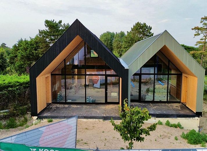 Vrijstaande woning in Koksijde aan de Belgische kust, modern vakantiehuis omringd door groene natuur en serene omgeving.