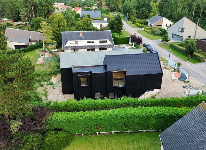 Moderne vrijstaande woning in Koksijde, Belgische kust, biedt een prachtig uitzicht en unieke architectuur voor een ontspannen vakantie.
