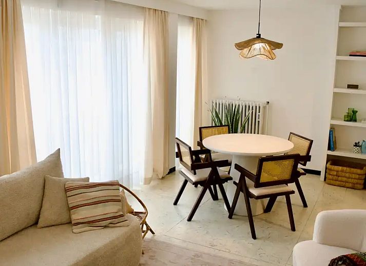 Stylish interior of the Let's Go Koksijde apartment on the Belgian coast, featuring a cozy dining area and plenty of natural light.