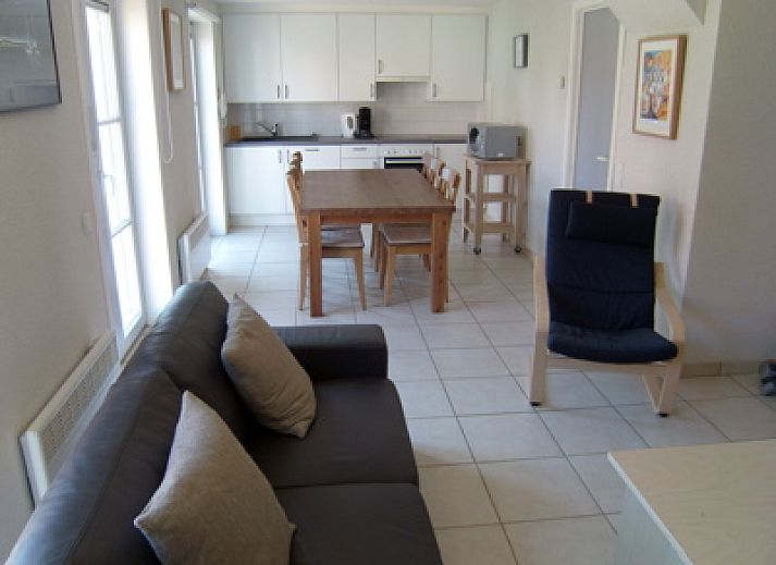 Huisjes aan Zee in De Haan Belgie, charmant vakantiehuis met rode daken en bloementuin.