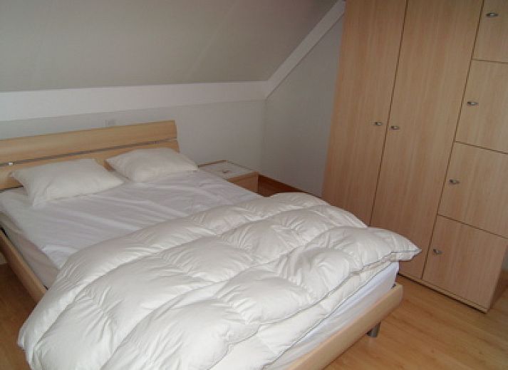 Huisjes aan Zee in De Haan Belgie, charmant vakantiehuis met rode daken en bloementuin.