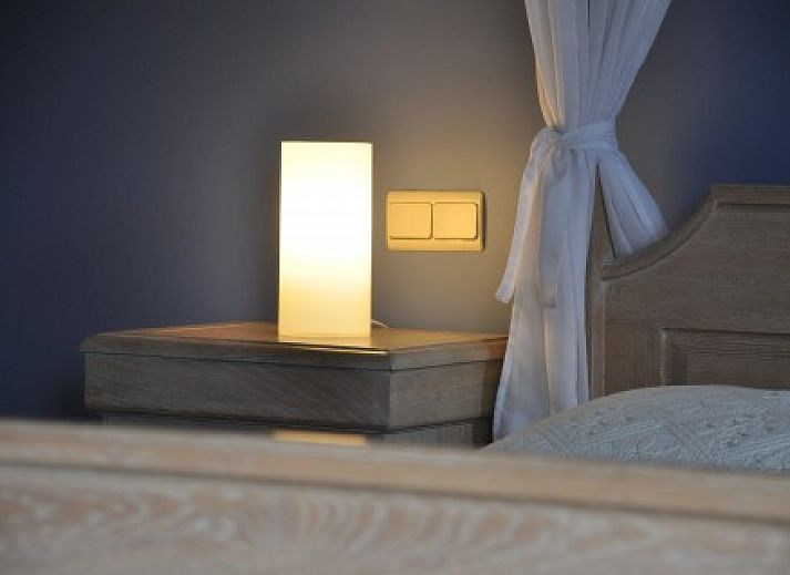 Charmante entree van Knotwilgenhoeve B&B in Knokke-Heist omgeven door groene natuur.