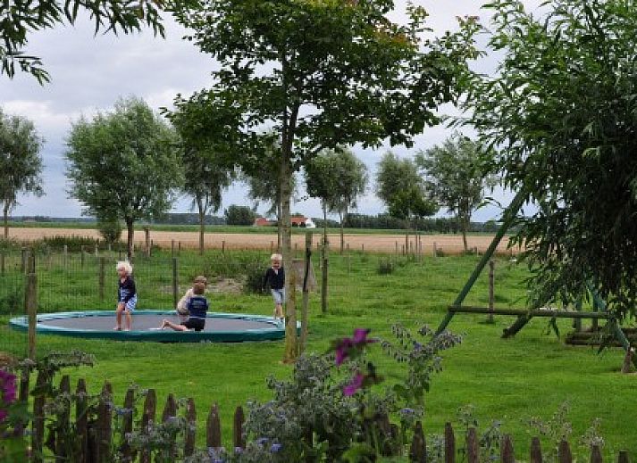 Charmante entree van Knotwilgenhoeve B&B in Knokke-Heist omgeven door groene natuur.