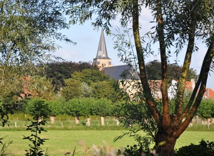 Charmante entree van Knotwilgenhoeve B&B in Knokke-Heist omgeven door groene natuur.