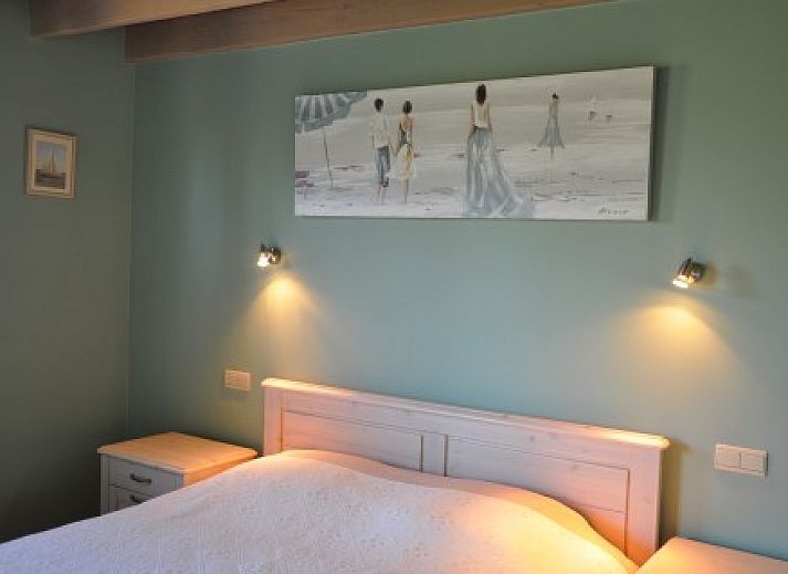 Gezellig terras bij Knotwilgenhoeve B&B in Knokke-Heist met bloeiende tuin.