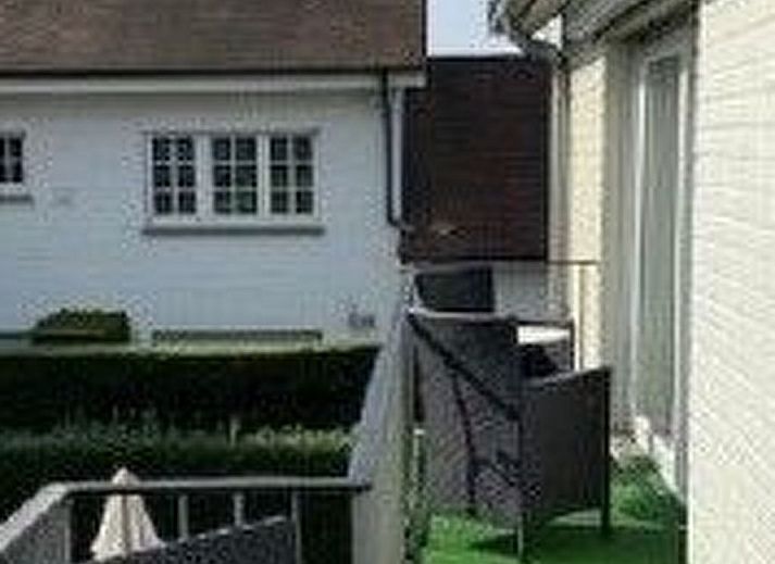 Veranda van Appartement fur 4 Personen und 1 Kind in Knokke-Heist, Flan, met uitzicht op de rustige omgeving aan de Belgische kust.