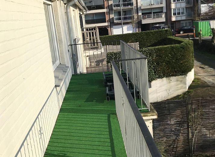Veranda van Appartement fur 4 Personen und 1 Kind in Knokke-Heist, Flan, met uitzicht op de rustige omgeving aan de Belgische kust.