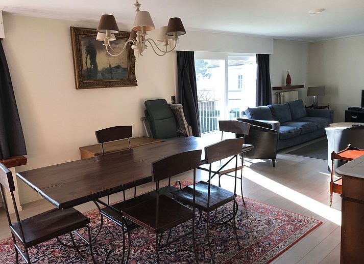 Veranda van Appartement fur 4 Personen und 1 Kind in Knokke-Heist, Flan, met uitzicht op de rustige omgeving aan de Belgische kust.
