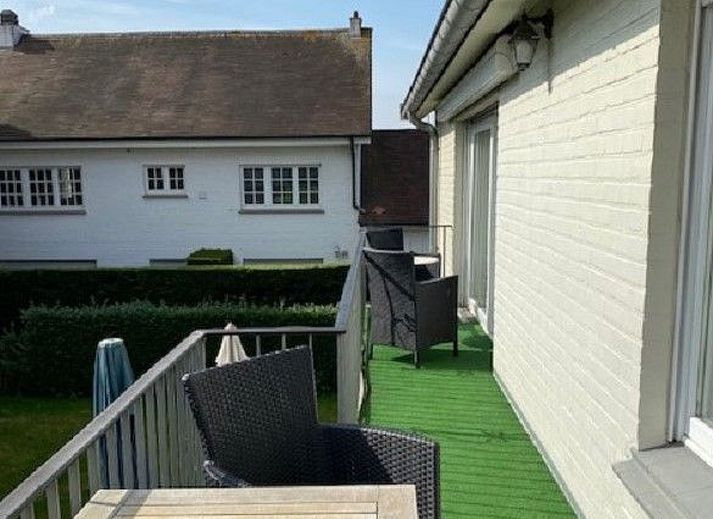 Terras van Appartement fur 4 Personen und 1 Kind in Knokke-Heist, Belgische kust, met uitzicht op de tuin en comfortabele zitjes.