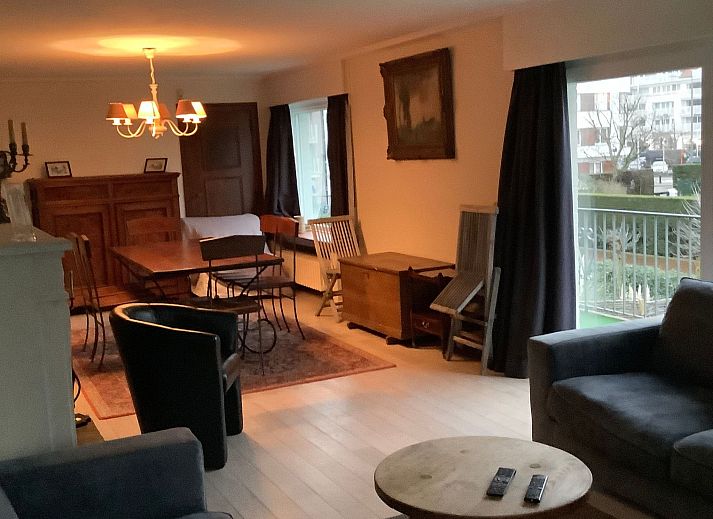 Gezellige woonkamer in Appartement fur 4 Personen und 1 Kind in Knokke-Heist, Belgische kust, met comfortabele zithoek en veel natuurlijk licht.