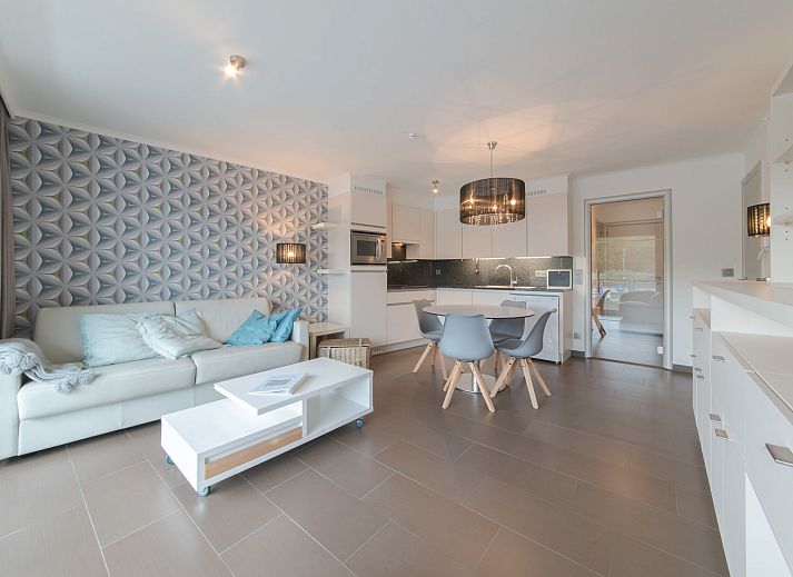 Stylish living room in Apartment Sea Breeze, Bredene, Belgian coast, with modern decor and views of the surroundings.