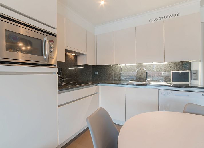 Enjoy the modern terrace of Apartment Sea Breeze in Bredene on the Belgian coast, ideal for relaxation and views of the surroundings.