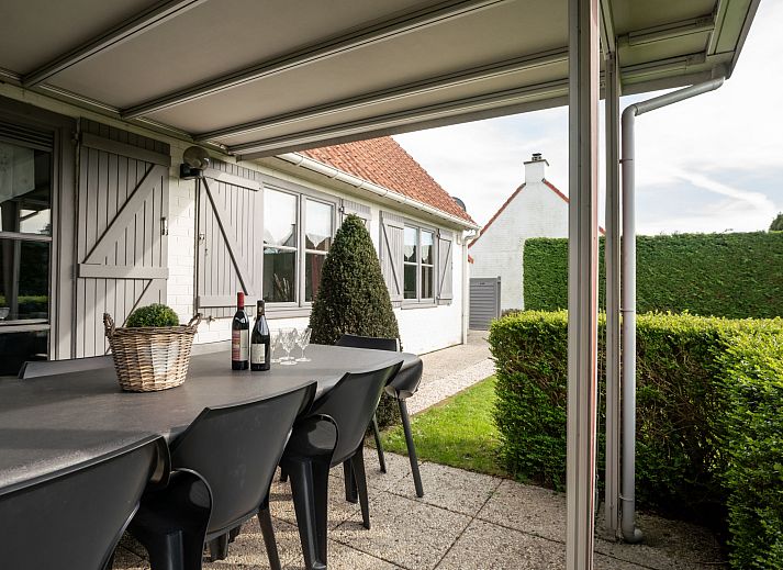 Gezellige woonkamer in Vakantiehuis Zeewind II in Bredene, Belgische kust. Comfortabele zithoek met uitzicht op het terras en tuin.