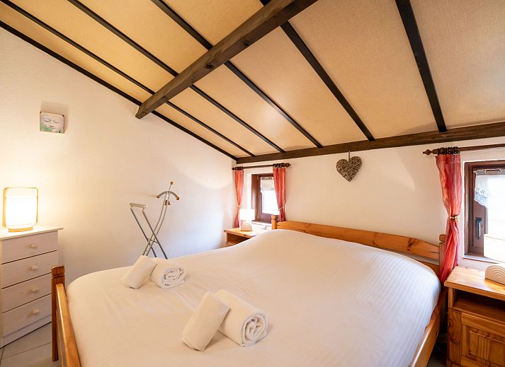 Gezellige woonkamer in Vakantiehuis Zeewind II in Bredene, Belgische kust. Comfortabele zithoek met uitzicht op het terras en tuin.