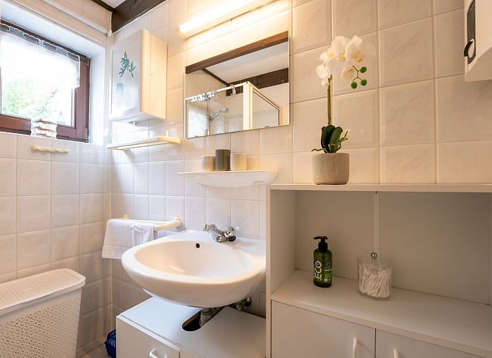 Gezellige woonkamer in Vakantiehuis Zeewind II in Bredene, Belgische kust. Comfortabele zithoek met uitzicht op het terras en tuin.