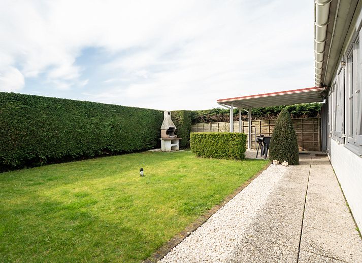 Gezellige woonkamer in Vakantiehuis Zeewind II in Bredene, Belgische kust. Comfortabele zithoek met uitzicht op het terras en tuin.