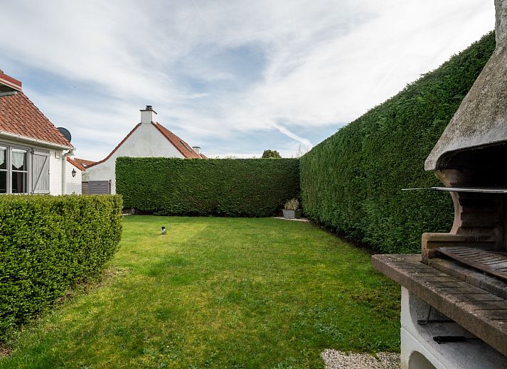 Vakantiehuis Zeewind II in Bredene, Belgische kust, met charmant terras en groene tuin, ideaal voor een ontspannen verblijf aan zee.