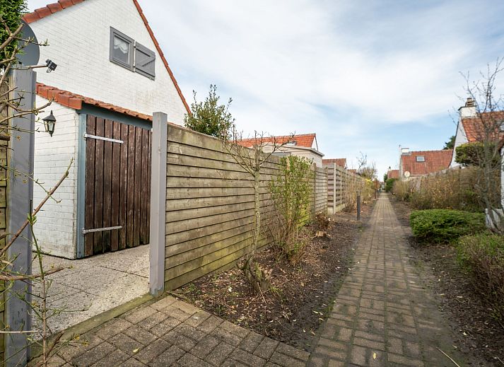 Vakantiehuis Zeewind II in Bredene, Belgische kust, met charmant terras en groene tuin, ideaal voor een ontspannen verblijf aan zee.