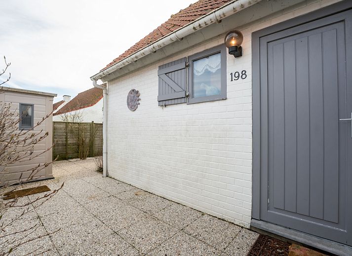 Vakantiehuis Zeewind II in Bredene, Belgische kust, met charmant terras en groene tuin, ideaal voor een ontspannen verblijf aan zee.