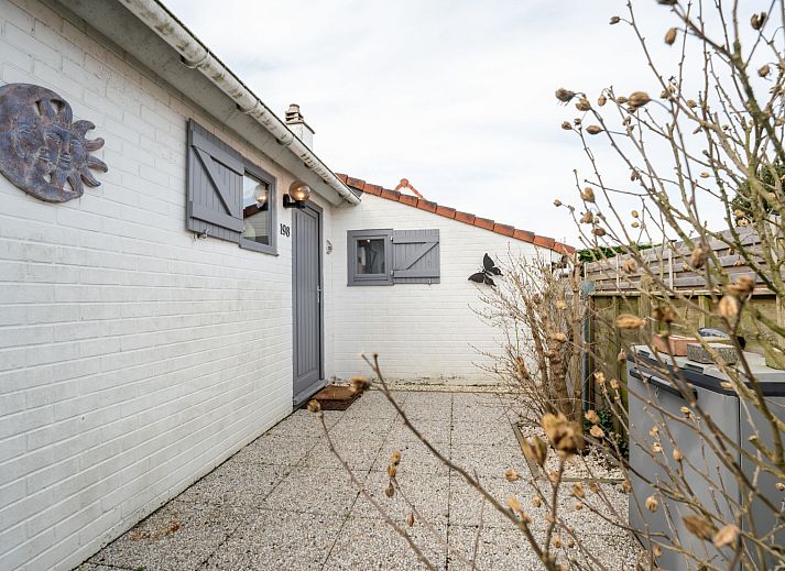 Vakantiehuis Zeewind II in Bredene, Belgische kust, met charmant terras en groene tuin, ideaal voor een ontspannen verblijf aan zee.