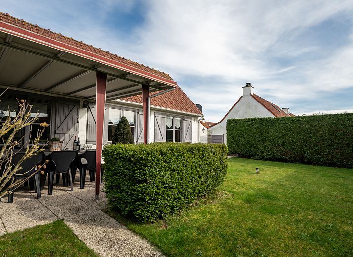 Geniet van het terras van Vakantiehuis Zeewind II in Bredene, Belgische kust. Ontspan in deze prachtige vakantiewoning met uitzicht op de tuin.