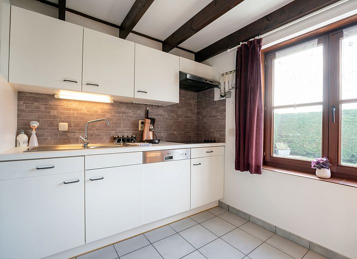 Moderne badkamer in Vakantiehuis Zeewind II, Bredene, Belgische kust, met stijlvolle wastafel en natuurlijke lichtinval.