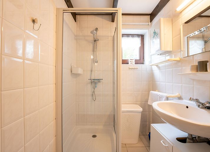 Moderne badkamer in Vakantiehuis Zeewind II, Bredene, Belgische kust, met stijlvolle wastafel en natuurlijke lichtinval.
