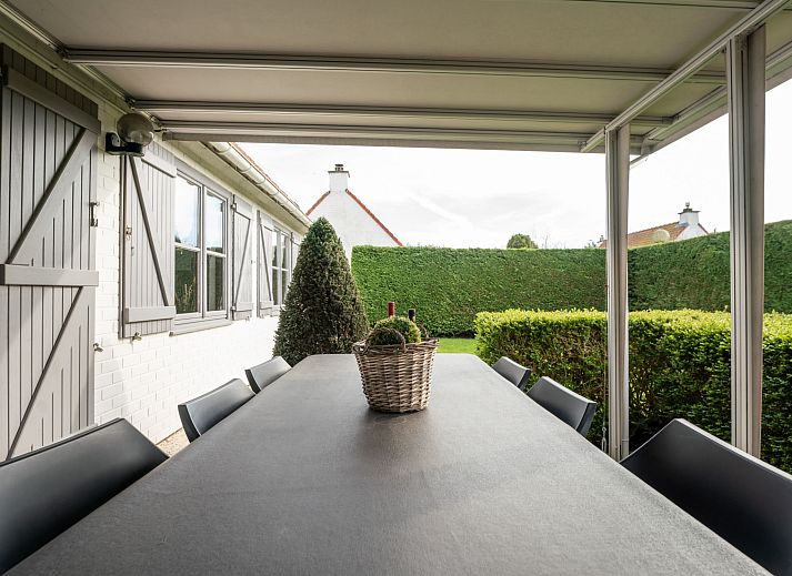 Moderne badkamer in Vakantiehuis Zeewind II, Bredene, Belgische kust, met stijlvolle wastafel en natuurlijke lichtinval.