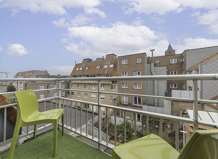 Gezellige woonkamer en keuken in Appartement Ter Duinen, een vakantieverblijf aan de Belgische kust in Bredene, perfect voor ontspanning.