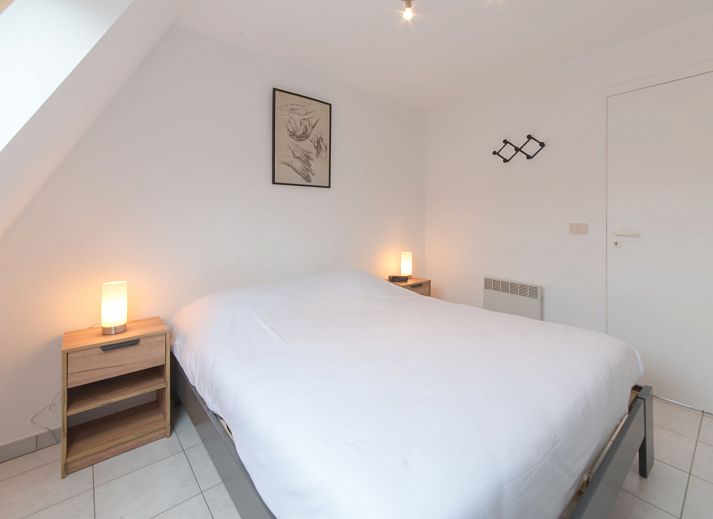 Gezellige woonkamer en keuken in Appartement Ter Duinen, een vakantieverblijf aan de Belgische kust in Bredene, perfect voor ontspanning.