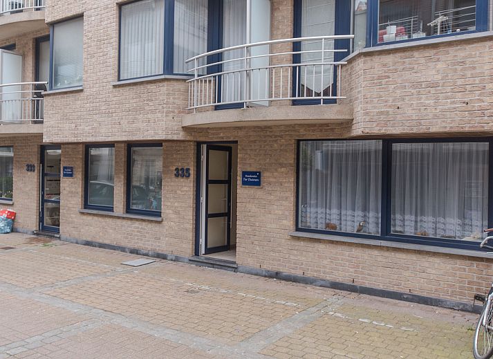 Gezellige eetruimte in Appartement Ter Duinen, Bredene, Belgische kust, met moderne keuken en sfeervolle inrichting voor een ontspannen verblijf.