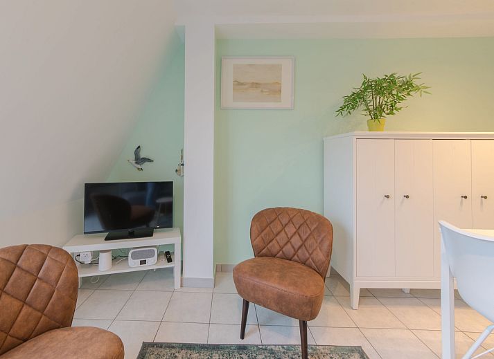 Gezellige eetruimte in Appartement Ter Duinen, Bredene, Belgische kust, met moderne keuken en sfeervolle inrichting voor een ontspannen verblijf.