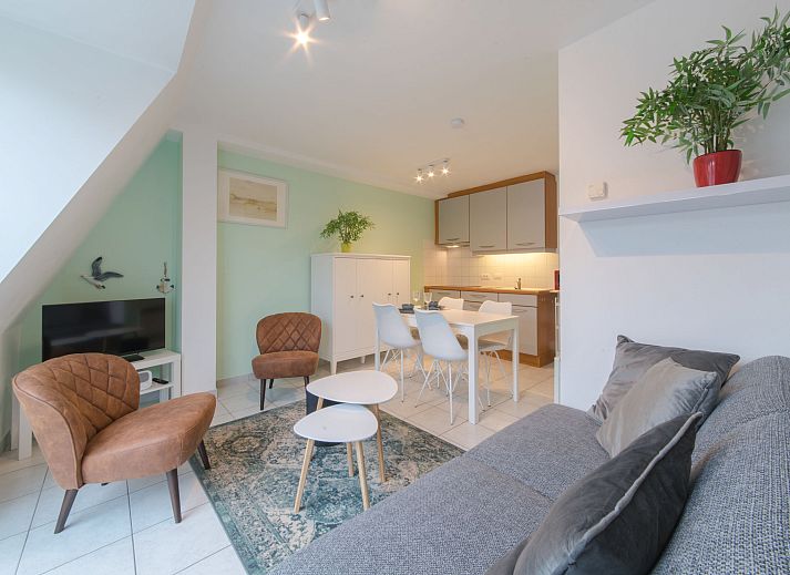 Gezellige eetruimte in Appartement Ter Duinen, Bredene, Belgische kust, met moderne keuken en sfeervolle inrichting voor een ontspannen verblijf.
