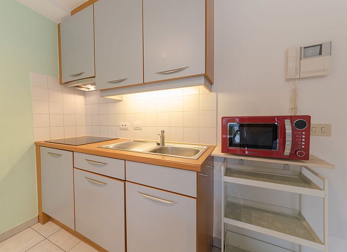 Gezellige eetruimte in Appartement Ter Duinen, Bredene, Belgische kust, met moderne keuken en sfeervolle inrichting voor een ontspannen verblijf.
