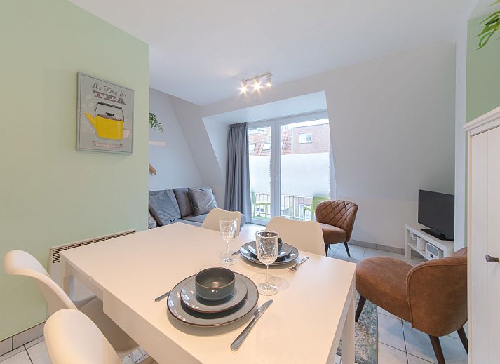 Gezellige eetruimte in Appartement Ter Duinen, Bredene, Belgische kust, met moderne keuken en sfeervolle inrichting voor een ontspannen verblijf.