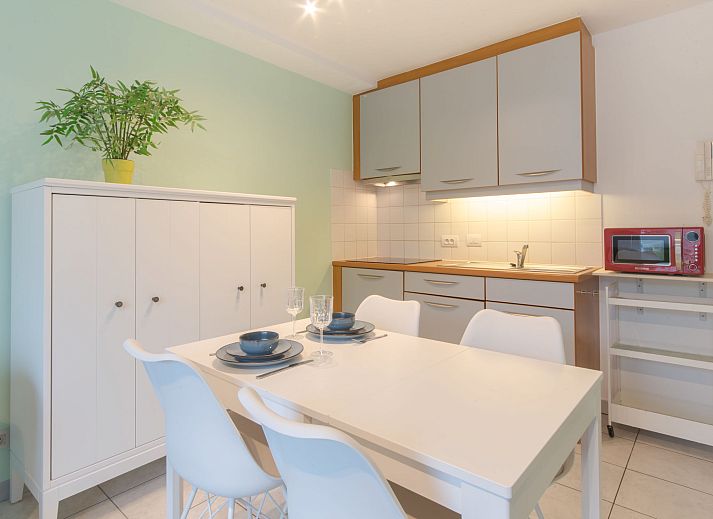 Geniet van het uitzicht vanaf het balkon van Appartement Ter Duinen in Bredene aan de Belgische kust, ideaal voor een ontspannen verblijf.