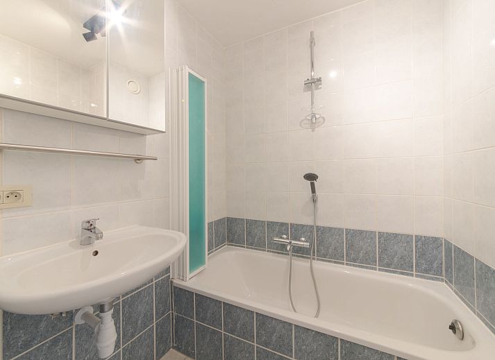 Geniet van het uitzicht vanaf het balkon van Appartement Ter Duinen in Bredene aan de Belgische kust, ideaal voor een ontspannen verblijf.