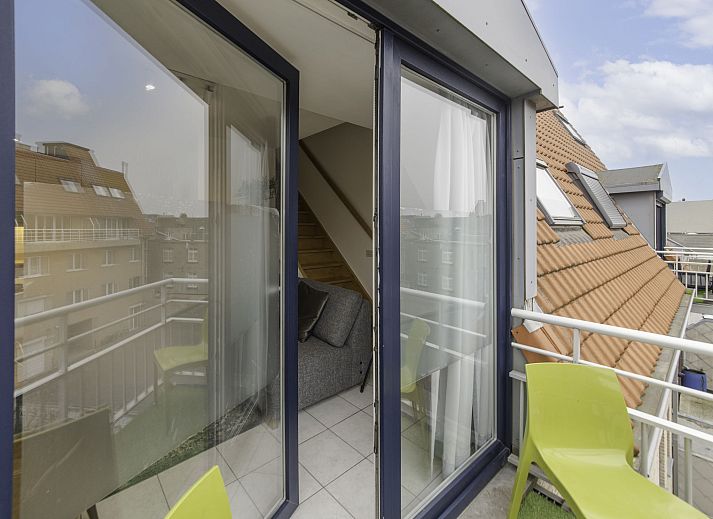 Geniet van het uitzicht vanaf het balkon van Appartement Ter Duinen in Bredene aan de Belgische kust, ideaal voor een ontspannen verblijf.