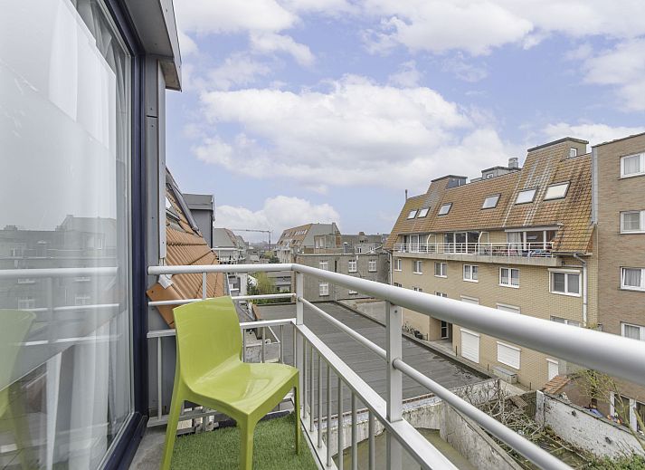 Gezellige woonkamer van Appartement Ter Duinen in Bredene, Belgische kust, met modern interieur en uitzicht op de stad.