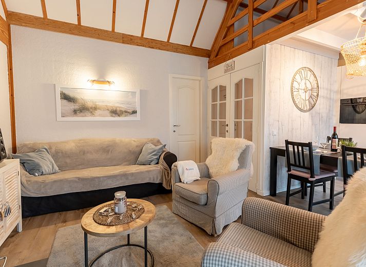Gezellige woonkamer van Vakantiehuis Strandhuis in Bredene, Belgische kust. Comfortabele zithoek met warme inrichting en eetruimte.