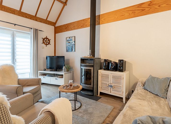Gezellige woonkamer van Vakantiehuis Strandhuis in Bredene, Belgische kust. Comfortabele zithoek met warme inrichting en eetruimte.