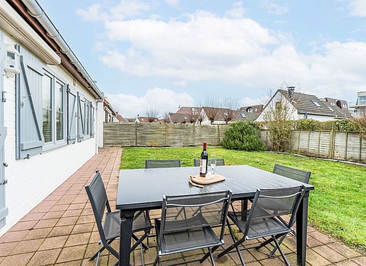 Gezellige woonkamer van Vakantiehuis Strandhuis in Bredene, Belgische kust. Comfortabele zithoek met warme inrichting en eetruimte.