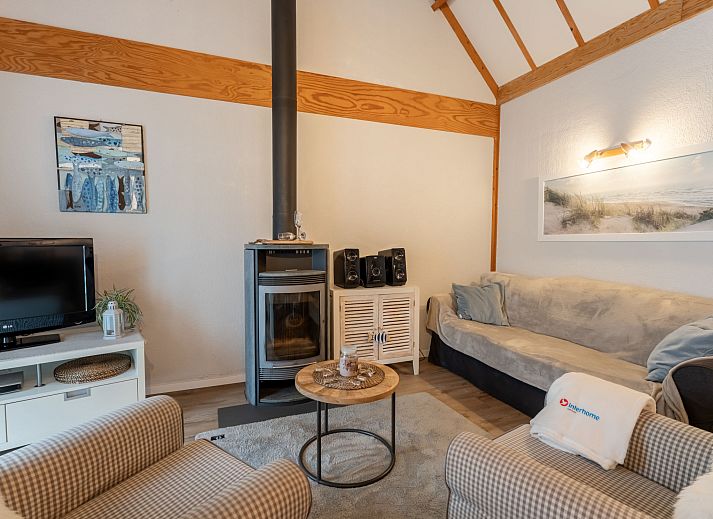 Gezellige woonkamer in Vakantiehuis Strandhuis, Bredene, Belgische kust, met comfortabele zitruimte en moderne inrichting voor ontspanning.