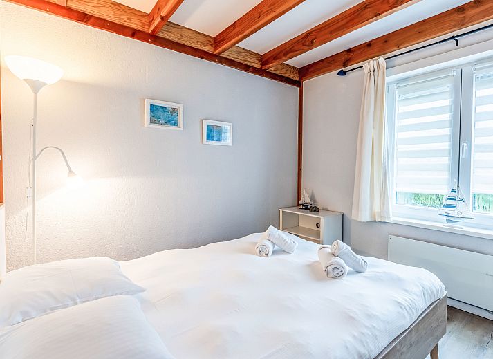 Gezellige eetruimte in Vakantiehuis Strandhuis, Bredene aan de Belgische kust, met moderne keuken en sfeervol gedekte tafel.