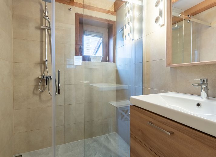 Gezellige eetruimte in Vakantiehuis Strandhuis, Bredene aan de Belgische kust, met moderne keuken en sfeervol gedekte tafel.