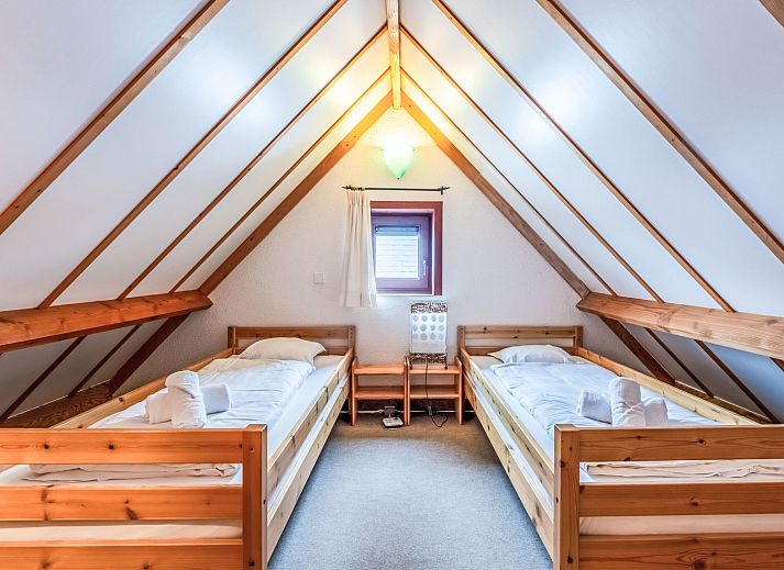 Gezellige eetruimte in Vakantiehuis Strandhuis, Bredene aan de Belgische kust, met moderne keuken en sfeervol gedekte tafel.