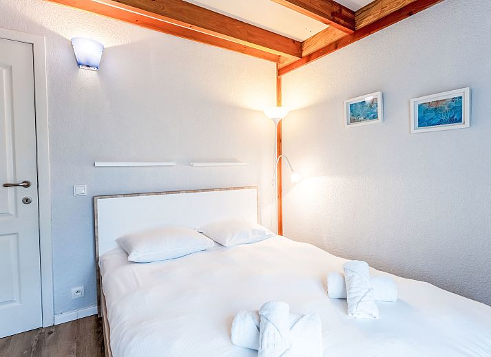 Gezellige eetruimte in Vakantiehuis Strandhuis, Bredene aan de Belgische kust, met moderne keuken en sfeervol gedekte tafel.