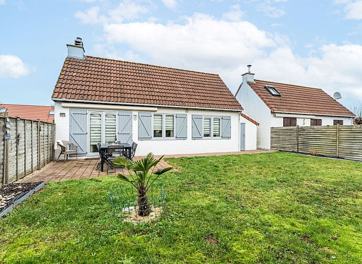 Gezellige eetruimte in Vakantiehuis Strandhuis, Bredene aan de Belgische kust, met moderne keuken en sfeervol gedekte tafel.